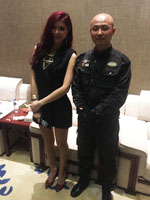 明星与随身护卫人员合影留恋