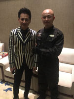 明星与随身护卫人员合影留恋